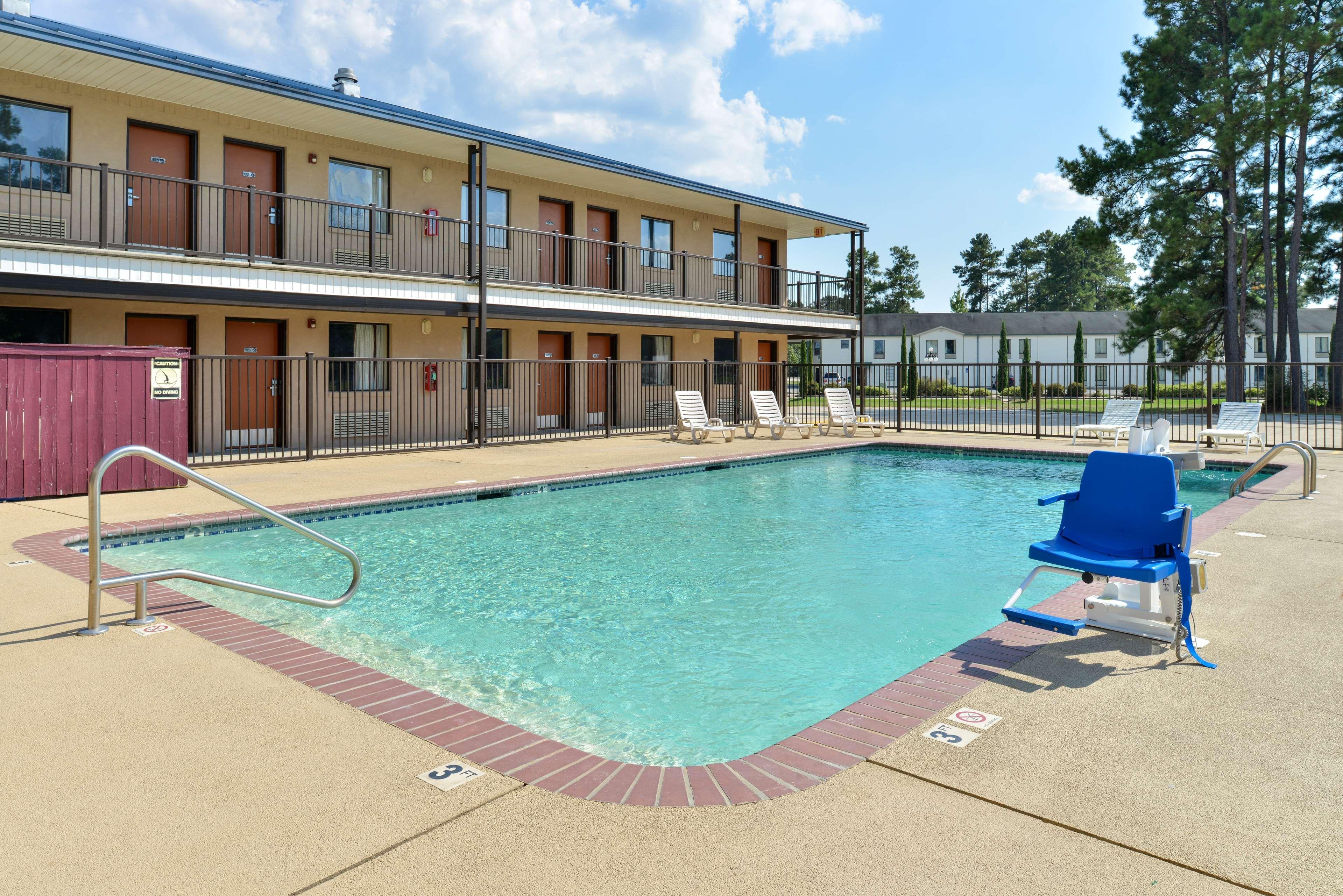 Vila Gale Cabo كابو دي سانتو اغوستي المظهر الخارجي الصورة The swimming pool at the Econo Lodge in Gulfport, Mississippi