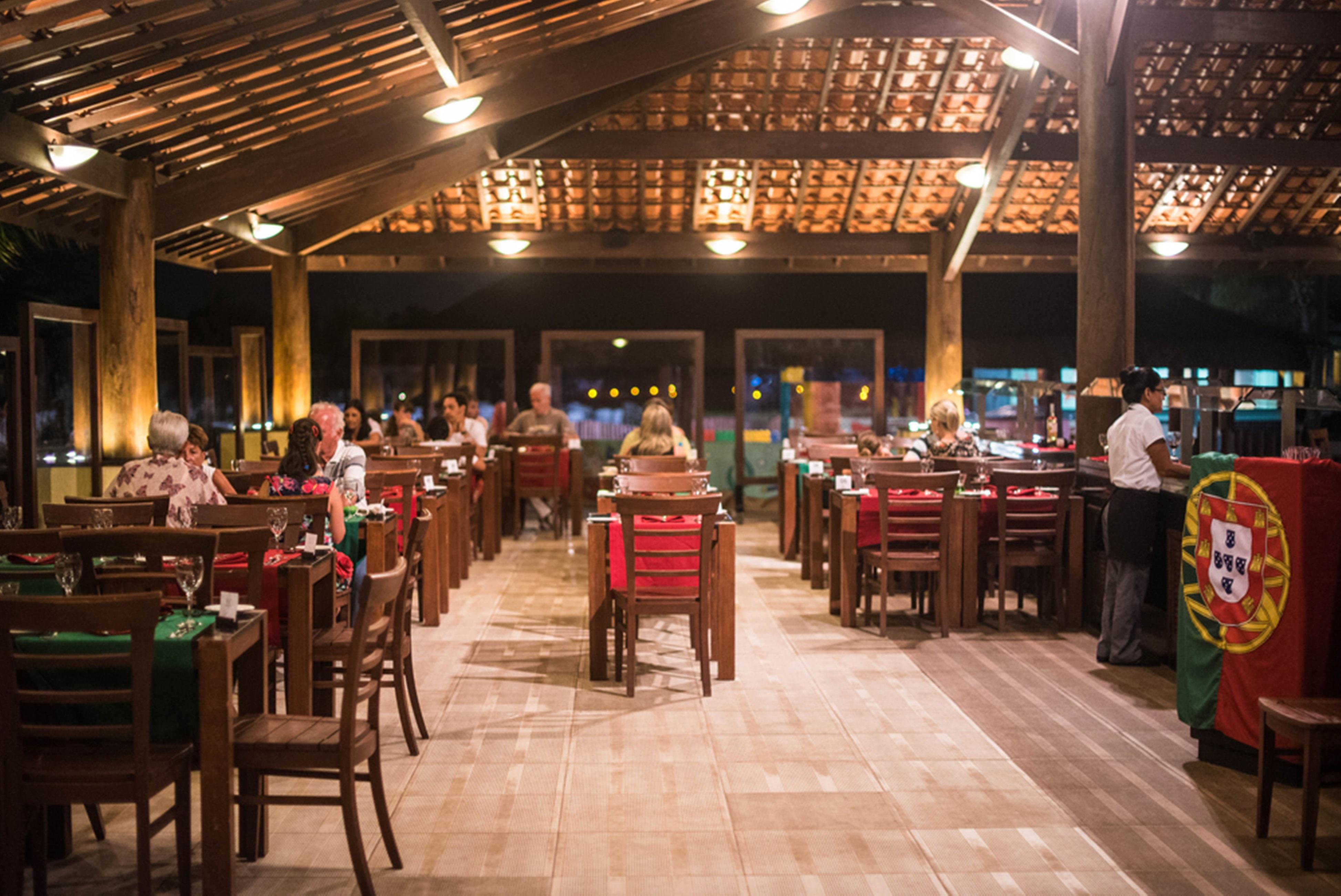 Vila Gale Cabo كابو دي سانتو اغوستي المظهر الخارجي الصورة Interior of a churrascaria in São Paulo, Brazil