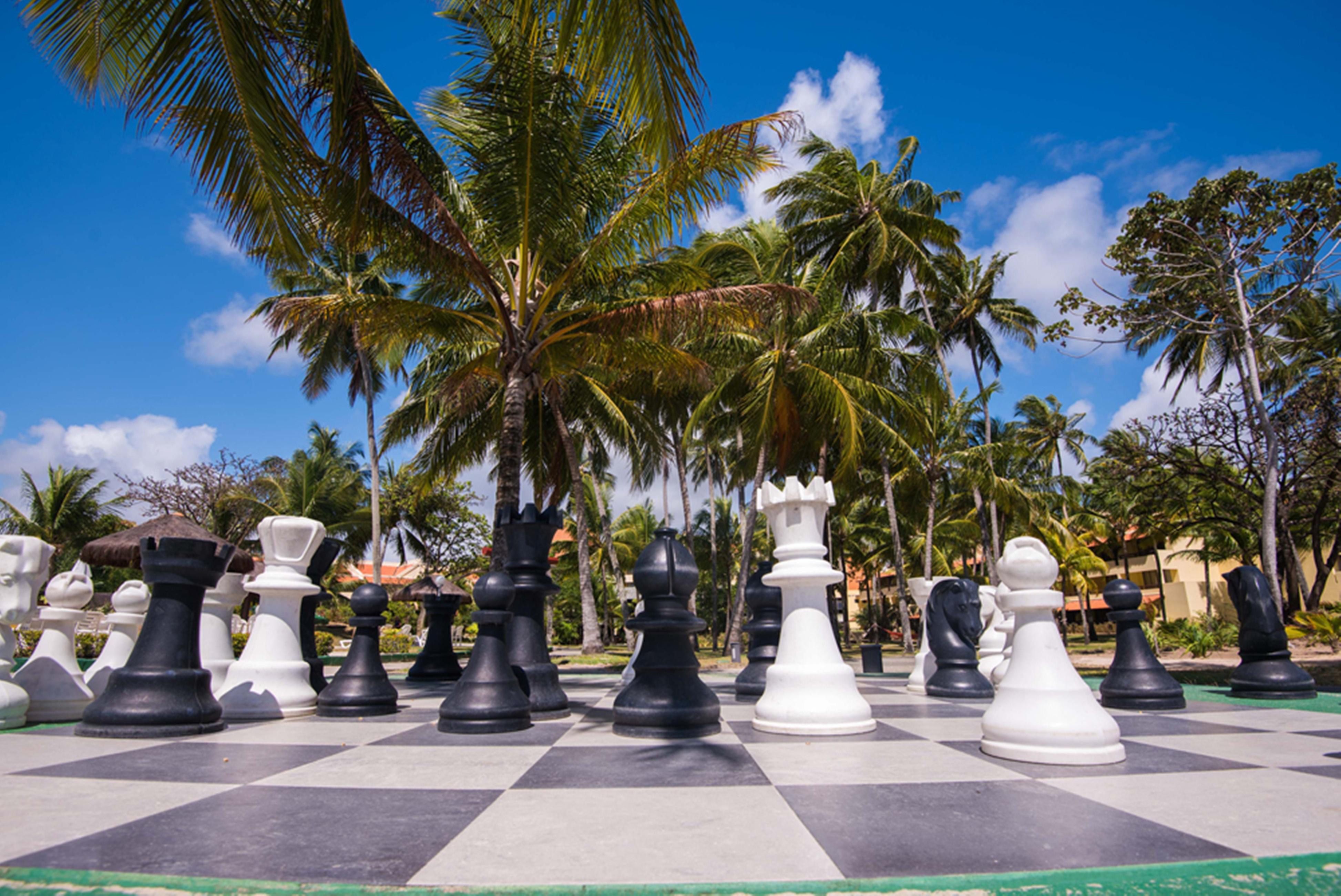 Vila Gale Cabo كابو دي سانتو اغوستي المظهر الخارجي الصورة A giant chess set in the resort