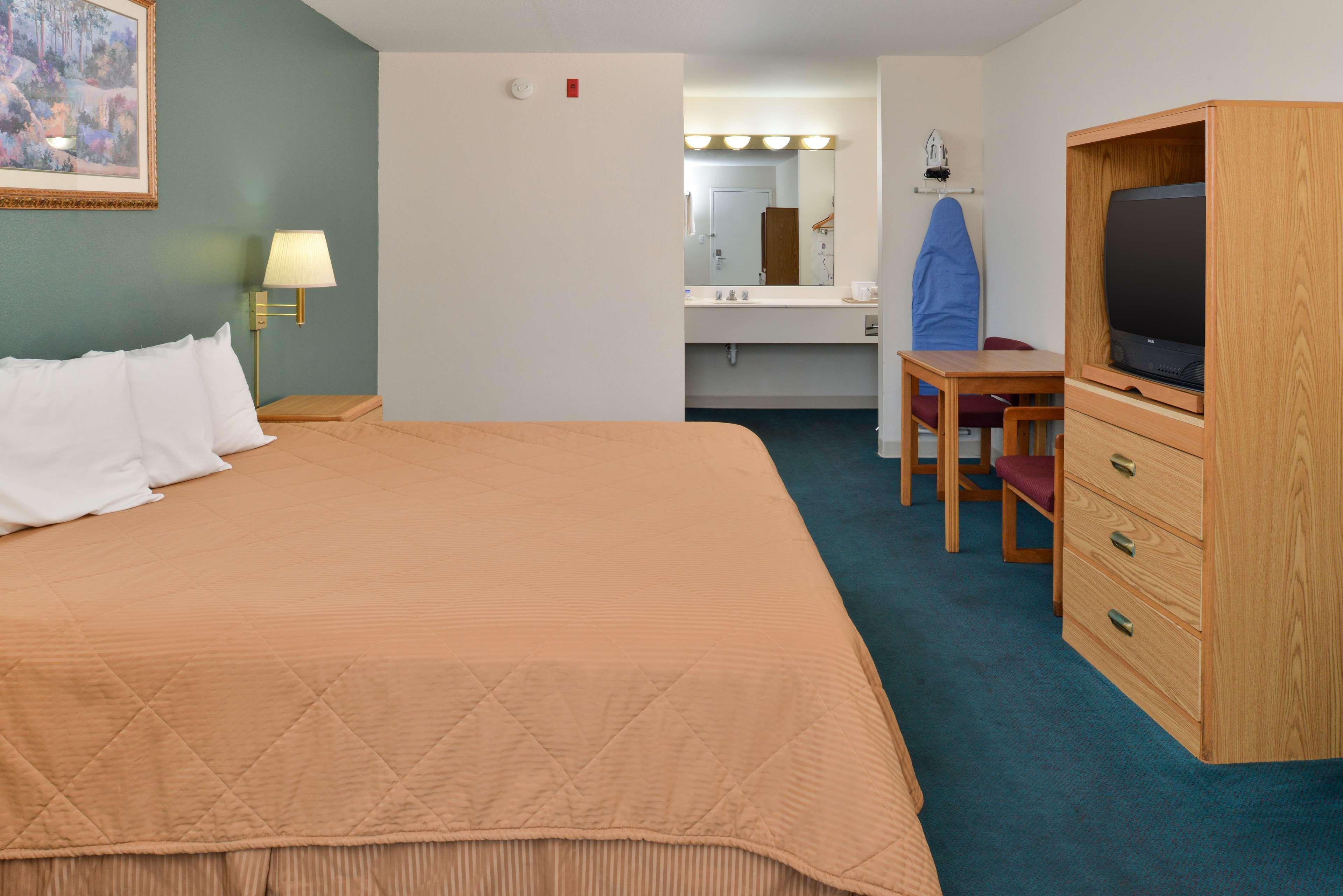 Vila Gale Cabo كابو دي سانتو اغوستي الغرفة الصورة A typical room at a Motel 6